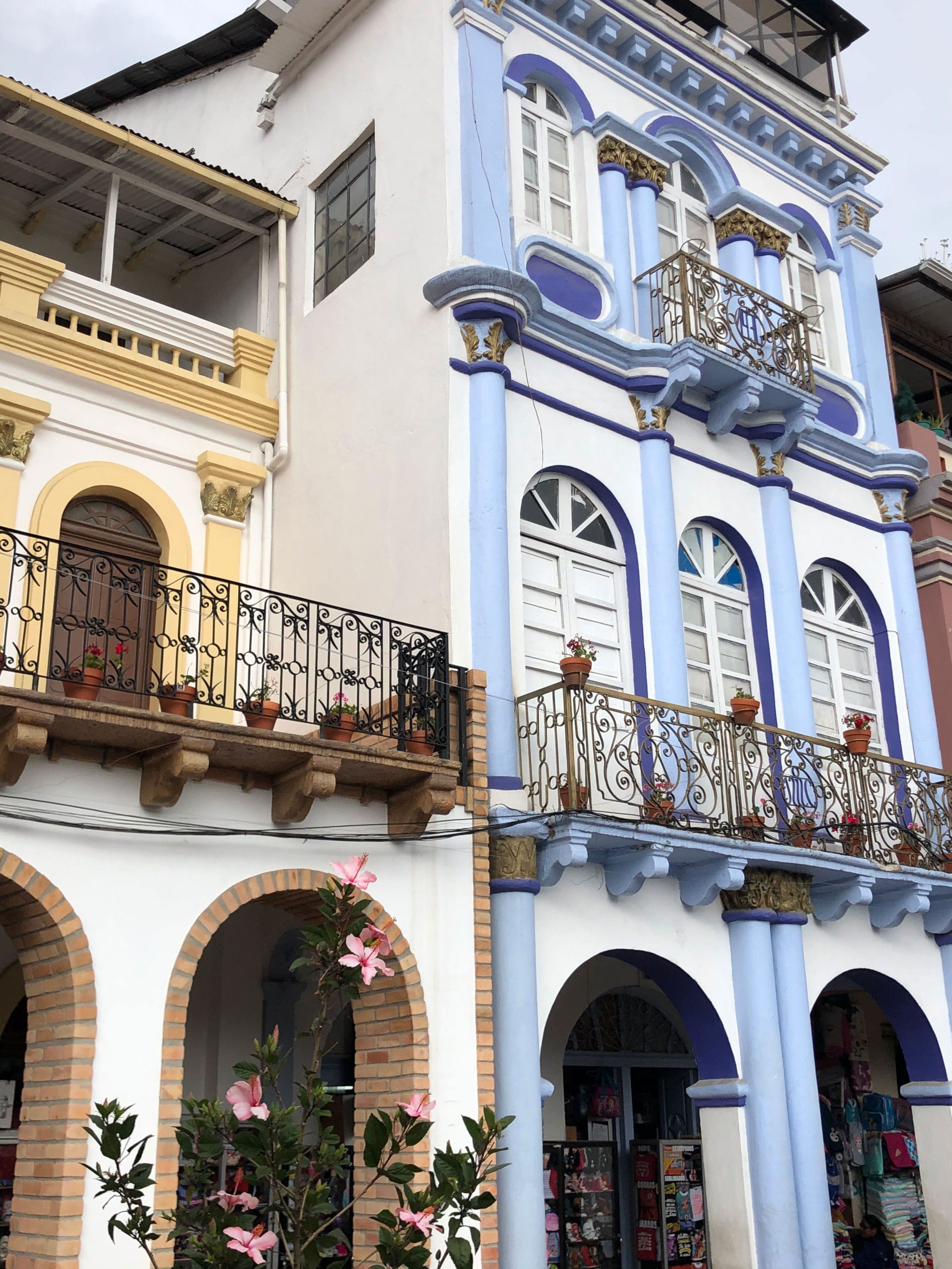 Bunte Hausfassaden in der Altstadt Cuencas.