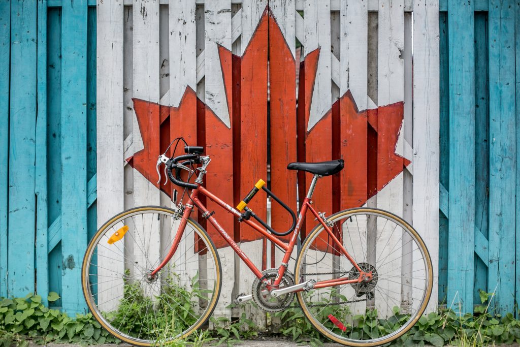 Fahrrad mit kanadischer Flagge im Hintergrund