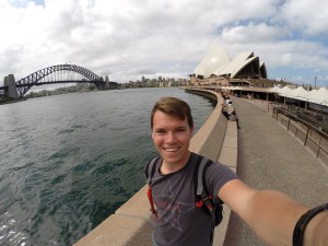 Im Hintergrund die Wahrzeichen Sydneys: Die Harbour Bridge und das Opera House