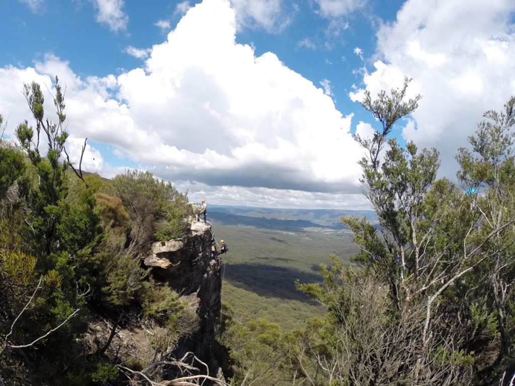 Abseiling in den Blue Mountains – 30-Meter-Klippe im Hintergrund