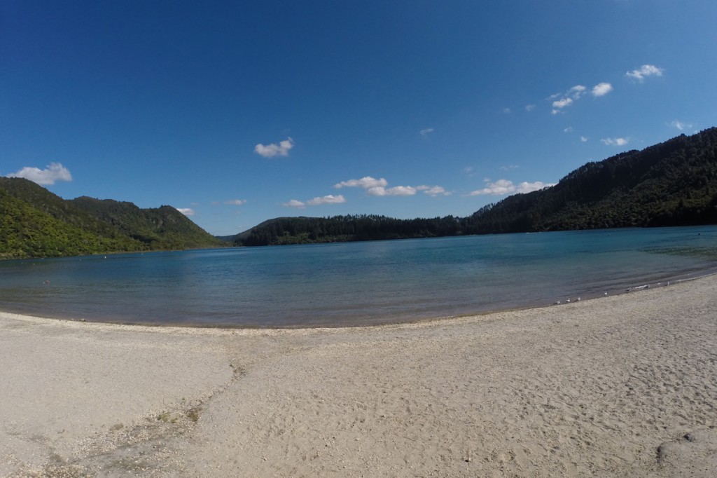 Der kleine blaue See Tikitapu nahe Rotorua