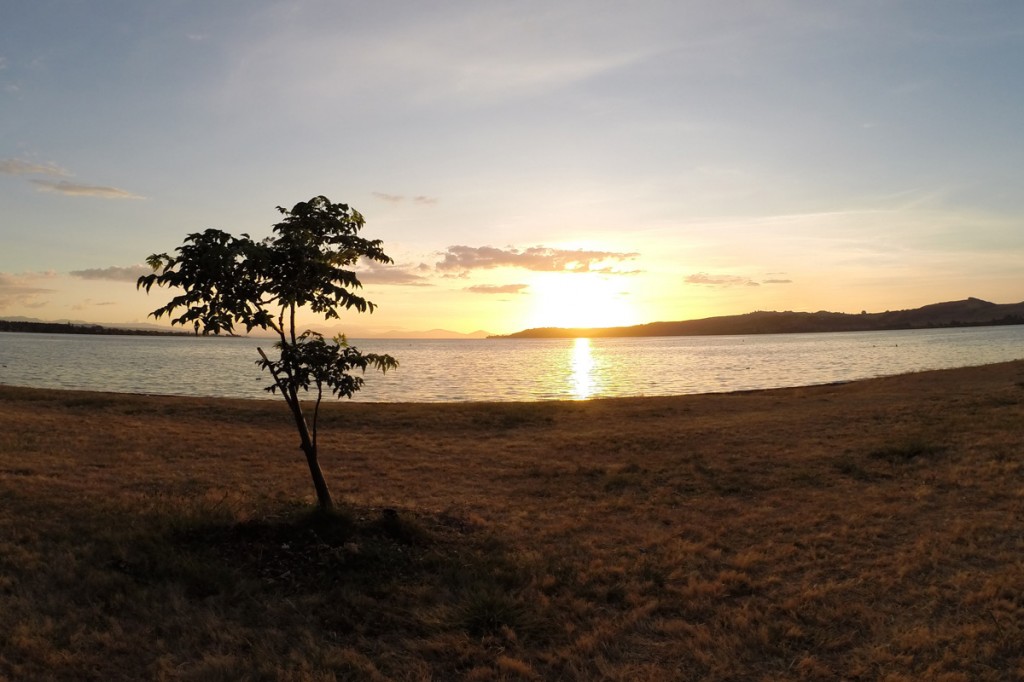 Der größte See Neuseelands bei Sonnenuntergang: Lake Taupo