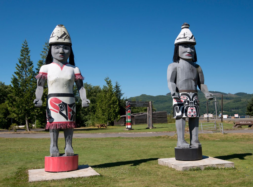 Makah Statuen vor dem Museum in Neah Bay