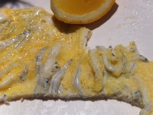 Das leicht eklig anmutende Fisch-Omelette