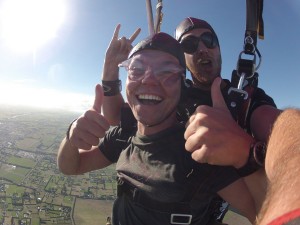 Kurz nach dem Freefall: Der Paraglide zum Boden