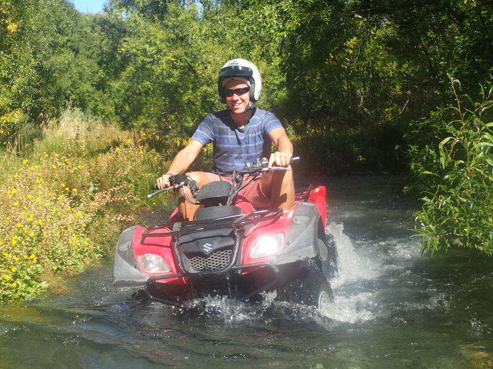 Tiefe Fluss-Durchquerung mit dem Quad