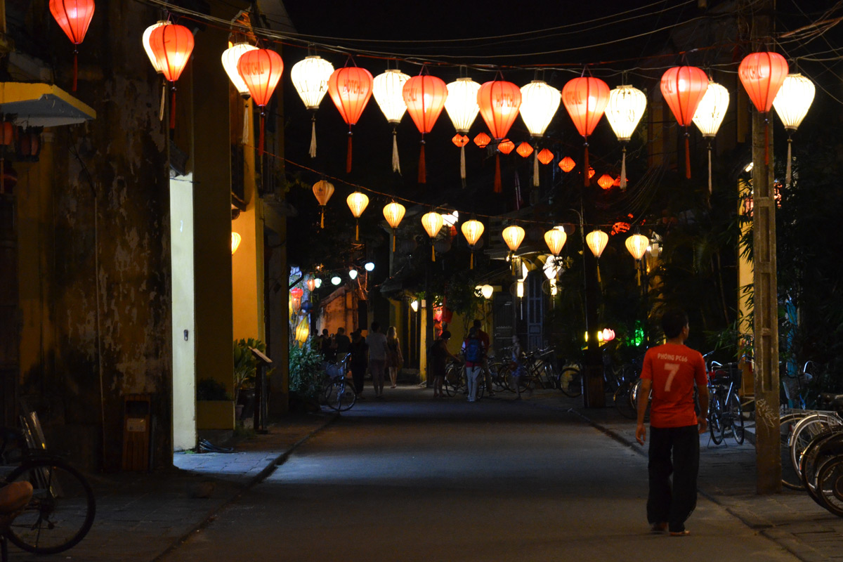 Typisch-beleuchtete Straße in Hoi An