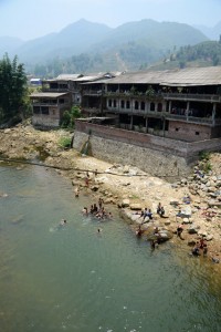 Dorfkinder baden im kühlen Fluss