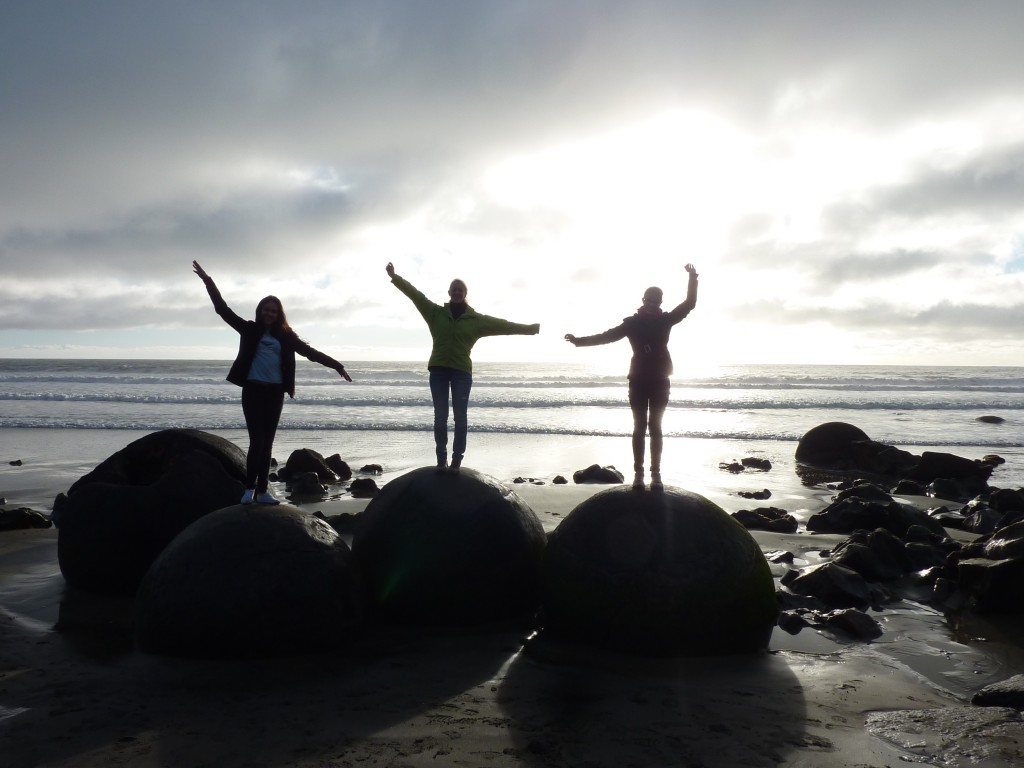 nz-hs-TW5090389-Moeraki Boulders mit Julia, constanze und mir