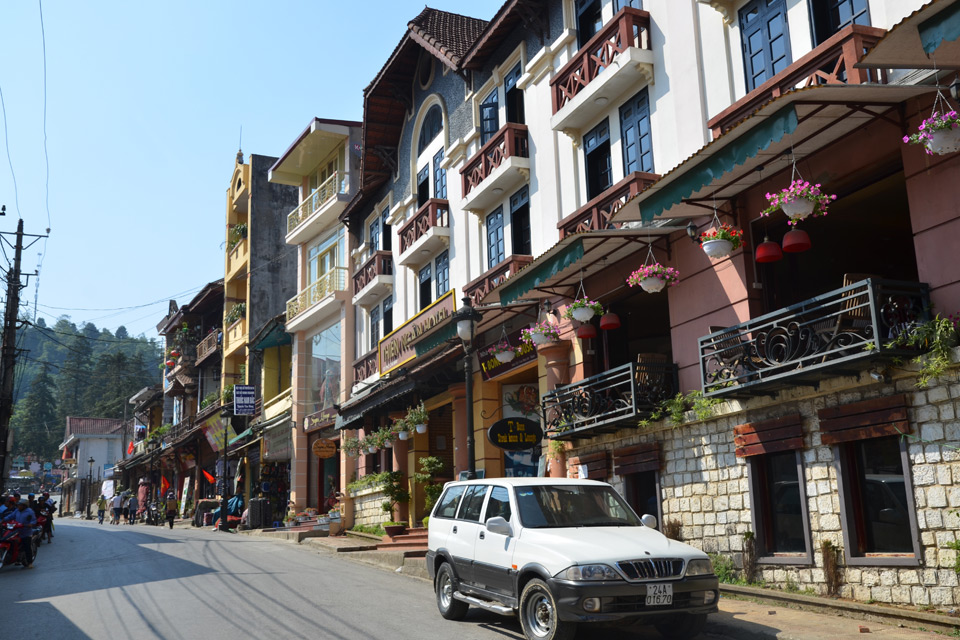 Steile Straße in Sa Pa mit Läden und Lokalen