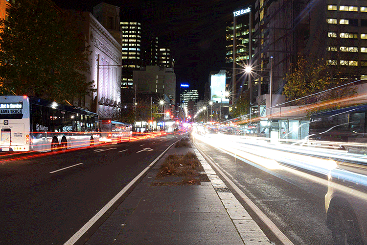 Langzeitbelichtung in Auckland auf der Queenstreet.