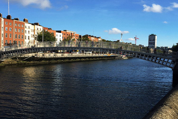 Dublins Halfpenny Bridge ist immer einen Schnappschuss wert.