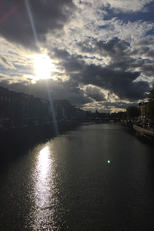 Mein Weg zur Schule führte mich wie jeden Morgen über die wunderschöne Liffey.