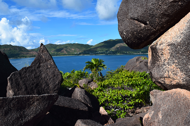 Atemberaubende Felsformationen mit Blick auf eine benachbarte Insel.