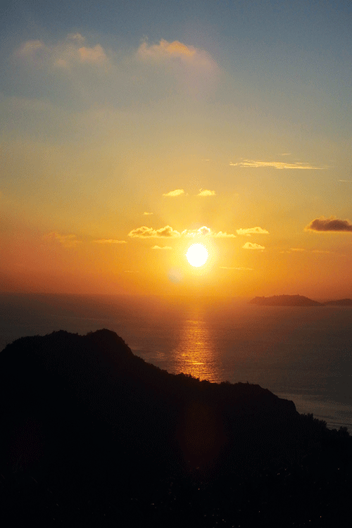 Einen malerischen Sonnenaufgang vom höchsten Berg der Insel genießen.