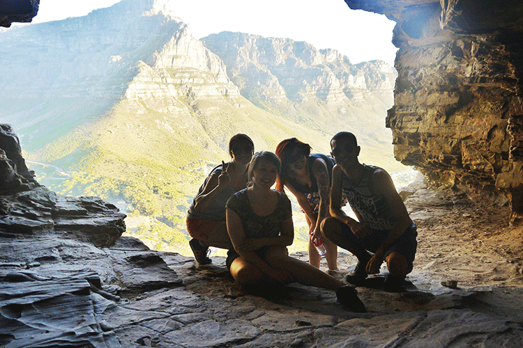 Auch der Lionshead lohnt - Schattenspiele mit der Capestudies Familie vor dem Tafelberg.