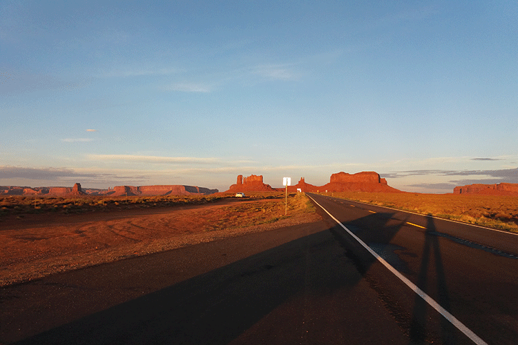 Auf der USA Tour unglaublich früh aufstehen, um Sonnenaufgänge wie diesen über dem Monument Valley zu bewundern.