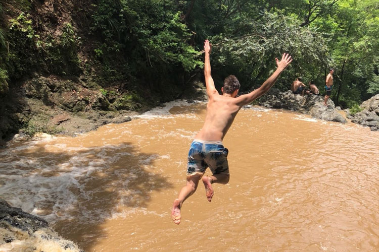 Sprung von der Klippe in den Wasserfall