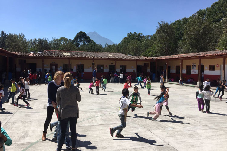 Spielende Kinder in der Schulpause