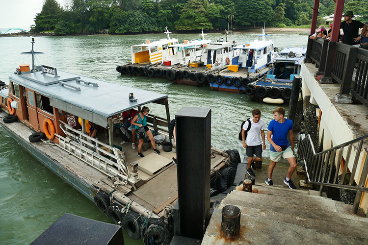 Mit der Fähre geht's ab nach Pulau Ubin