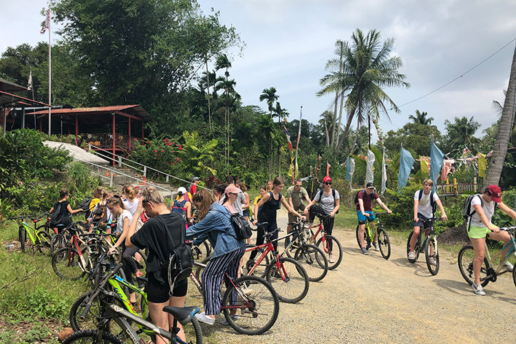 Mit dem Mountainbike entdeckt ihr die kleine Insel Pulau Ubin