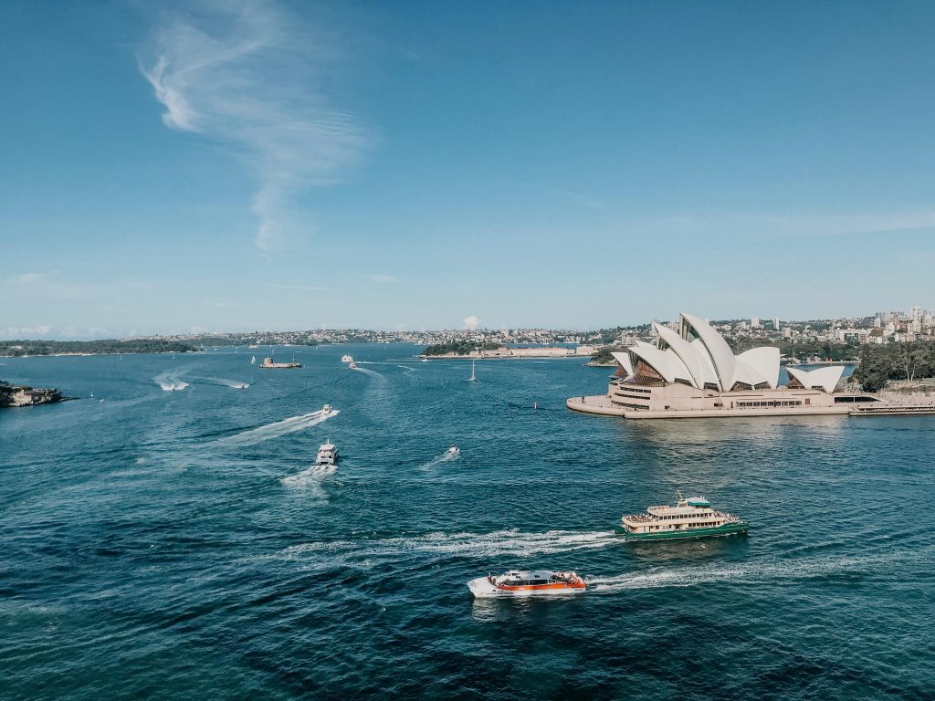 Luftaufnahme vom Wasser und dem Opernhaus Sydney