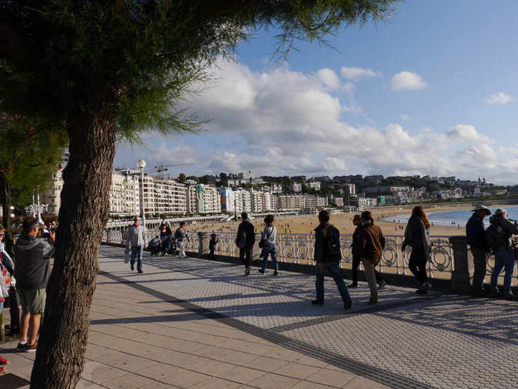 Auf unserem Stadtrundgang kommen wir am Strand vorbei...