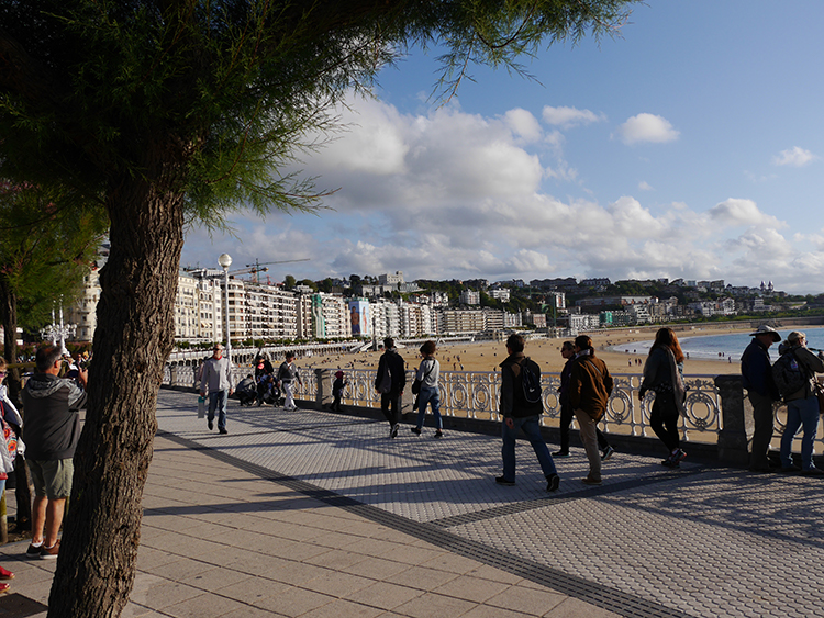 Auf unserem Stadtrundgang kommen wir am Strand vorbei...