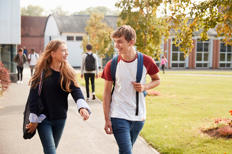 High School-Jahr im Internat:  Schüler auf dem Internatsgelände