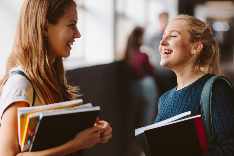 High School-Jahr im Internat: Schülerinnen im Schulflur