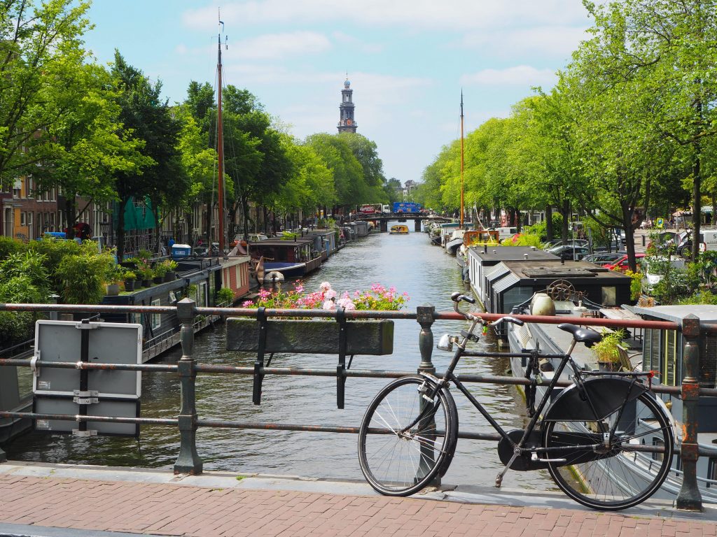 Amsterdam, Kanal mit Fahrrad