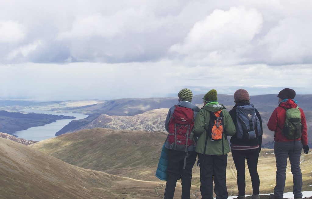 Wandergruppe mit Backpacks