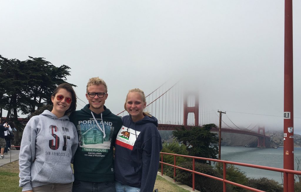 Freunde an der Golden Gate Bridge