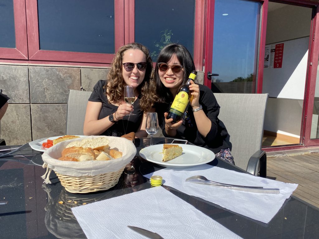 Sarah und ihre Mitbewohnerin im Restaurant