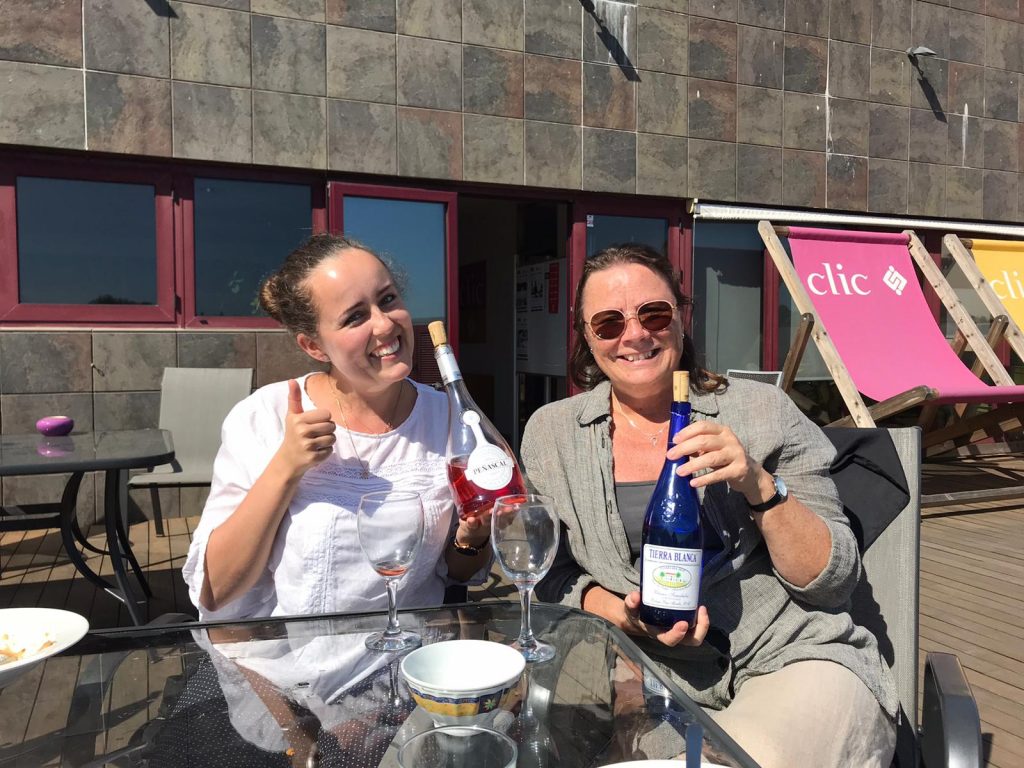 Wein trinken auf der Dachterrasse