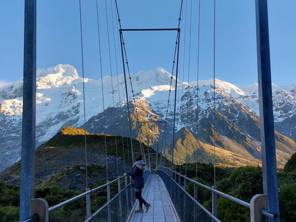 Brücke und Berge