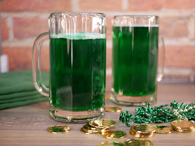 Grünes Bier in irischer Kneipe