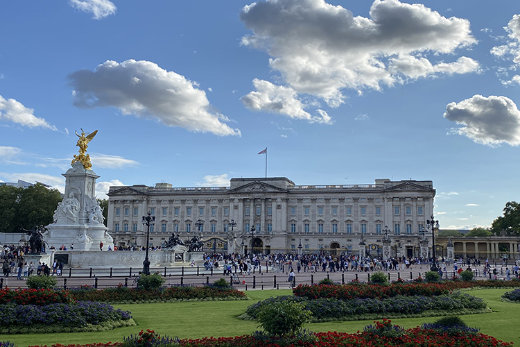 Buckingham Palace bei Sonnenschein